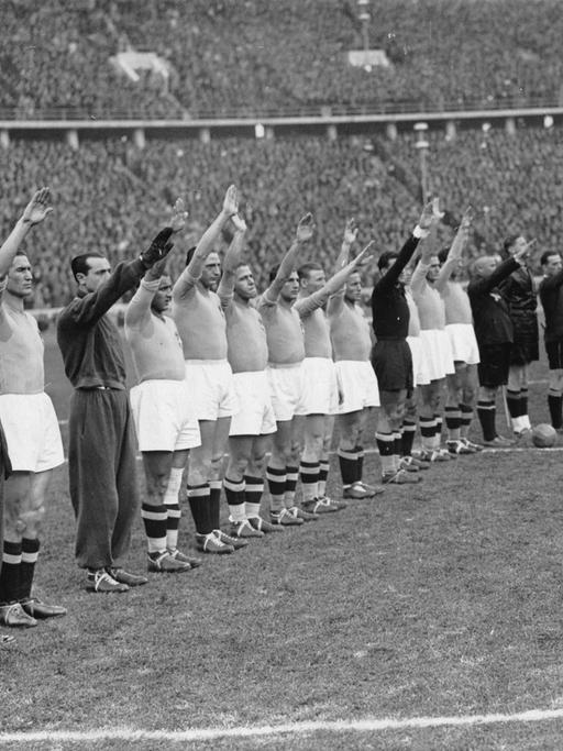 Deutsche Fußballer beim Hitler-Gruß - um 1935.