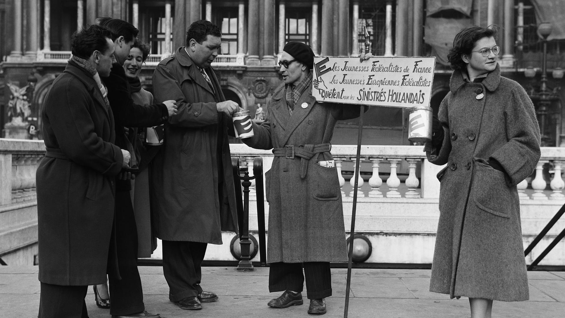 1. Februar 1953: Mitglieder der Jungen Europäischen Föderalisten sammeln vor der Oper in Paris Spenden für die holländischen Flutopfer. - / Foto, 10. Februar 1953. 1. Februar 1953: Mitglieder der Jungen Europäischen Föderalisten sammeln vor der Oper in Paris Spenden für die holländischen Flutopfer. - / Foto, 10. Februar 1953.