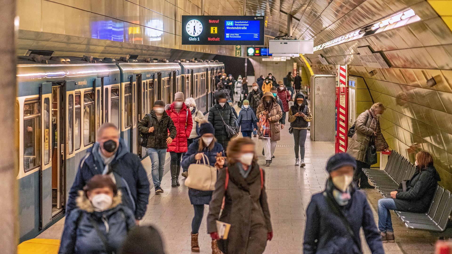 Fahr-Gäste mit Corona-Masken in der Münchener U-Bahn. Fahr-Gäste mit Corona-Masken in der Münchener U-Bahn.