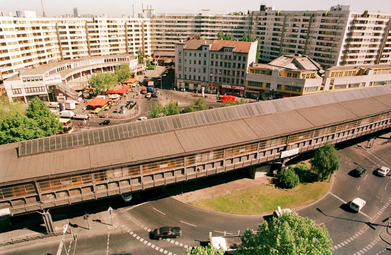 Eine Hochhausanlage, davor die Gleise und der Bahnhof einer Hochbahn. Eine Hochhausanlage, davor die Gleise und der Bahnhof einer Hochbahn.
