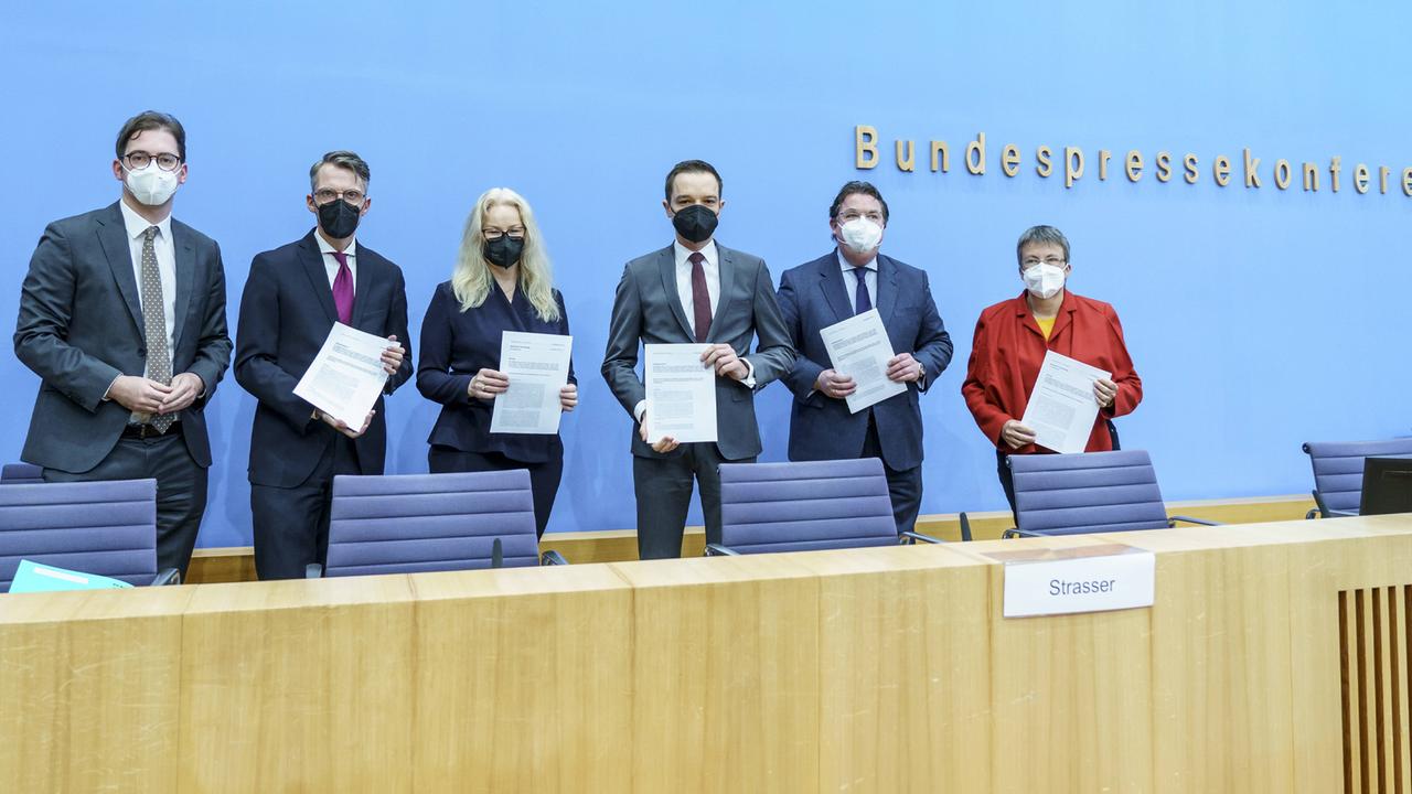 Bundespressekonferenz in Berlin, 27.01.2022: PolitikerInnen aus sechs Parteien stellen den Gesetzentwurf zur Suizidbeihilfe vor. (von links nach rechts:) - Prof. Dr. Lars Castellucci (SPD), Benjamin Strasser (FDP), Dr. Kirsten Kappert-Gonther (Bündnis 90/Die Grünen), Ansgar Heveling ( CDU/CSU), Kathrin Vogler (Die Linke) Bundespressekonferenz in Berlin, 27.01.2022: PolitikerInnen aus sechs Parteien stellen den Gesetzentwurf zur Suizidbeihilfe vor. (von links nach rechts:) - Prof. Dr. Lars Castellucci (SPD), Benjamin Strasser (FDP), Dr. Kirsten Kappert-Gonther (Bündnis 90/Die Grünen), Ansgar Heveling ( CDU/CSU), Kathrin Vogler (Die Linke)