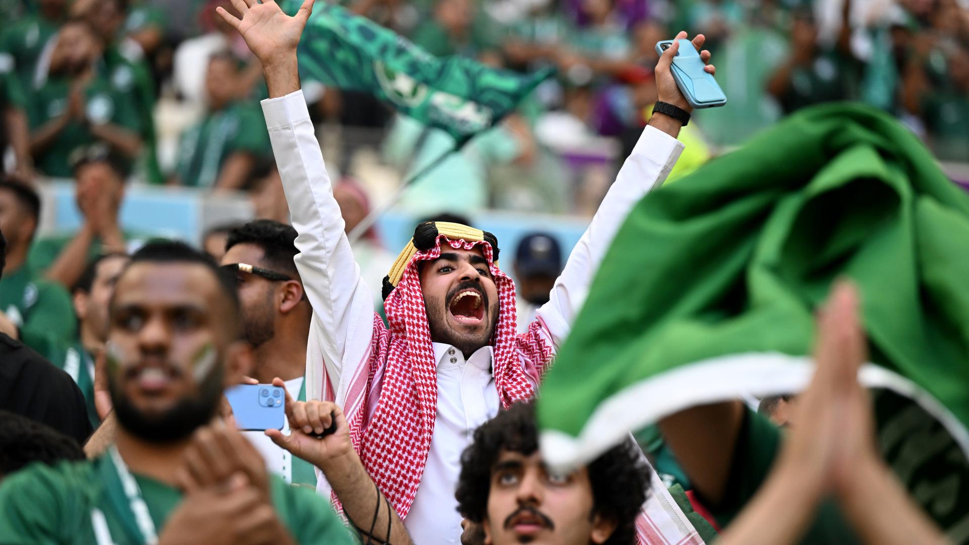 Dieser Fan hat Grund zu jubeln: Saudi-Arabien besiegt bei der WM in Katar den früheren Weltmeister Argentinien in der Vorrunde. Dieser Fan hat Grund zu jubeln: Saudi-Arabien besiegt bei der WM in Katar den früheren Weltmeister Argentinien in der Vorrunde.