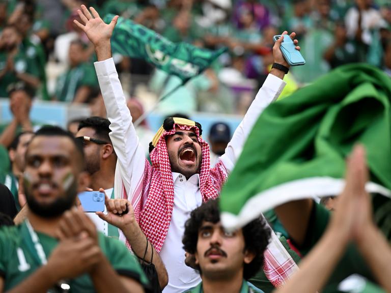 Dieser Fan hat Grund zu jubeln: Saudi-Arabien besiegt bei der WM in Katar den früheren Weltmeister Argentinien in der Vorrunde. 