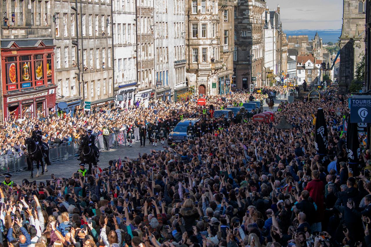 Geleit für den Sarg der verstorbenen Königin Elisabeth II. durch die schottische Hauptstadt Edinburgh am 12. September 2022