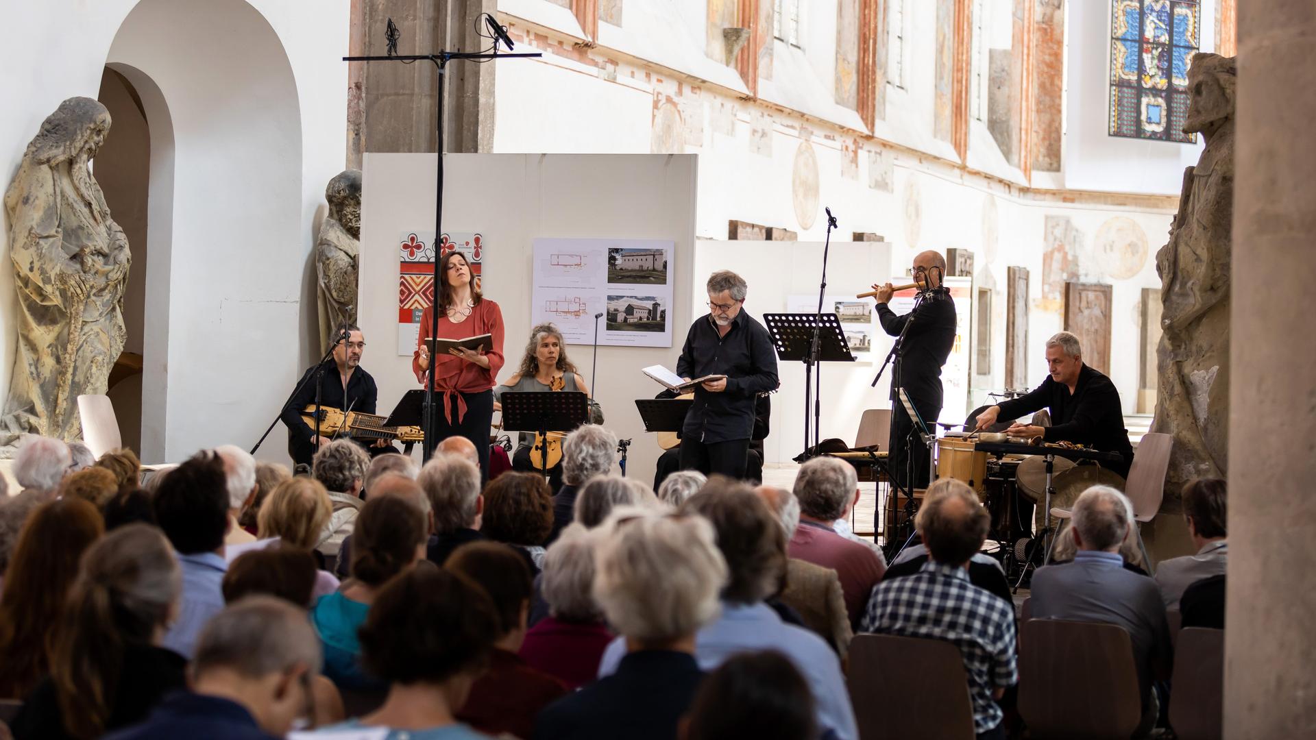 Auf dem Bild ist ein Konzert in einer Kirche zu sehen. Es spielt das französische Ensemble Canticum Novum. Auf dem Bild ist ein Konzert in einer Kirche zu sehen. Es spielt das französische Ensemble Canticum Novum.