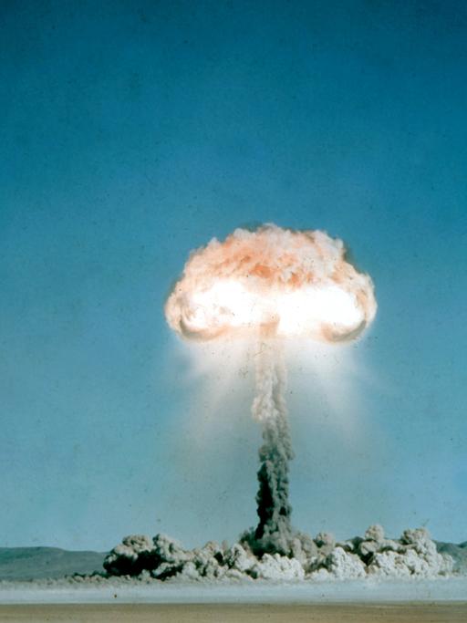 Ein Atompilz steigt nach der Explosion einer Atombombe über dem Testgelände in der Wüste von Nevada auf (Undatiert)
