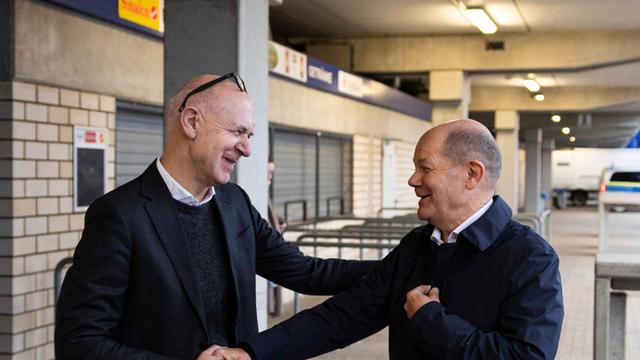 Bundeskanzler Scholz trifft DFB-Präsident Bernd Neuendorf beim Länderspiels Deutschland-Schweden in Duisburg