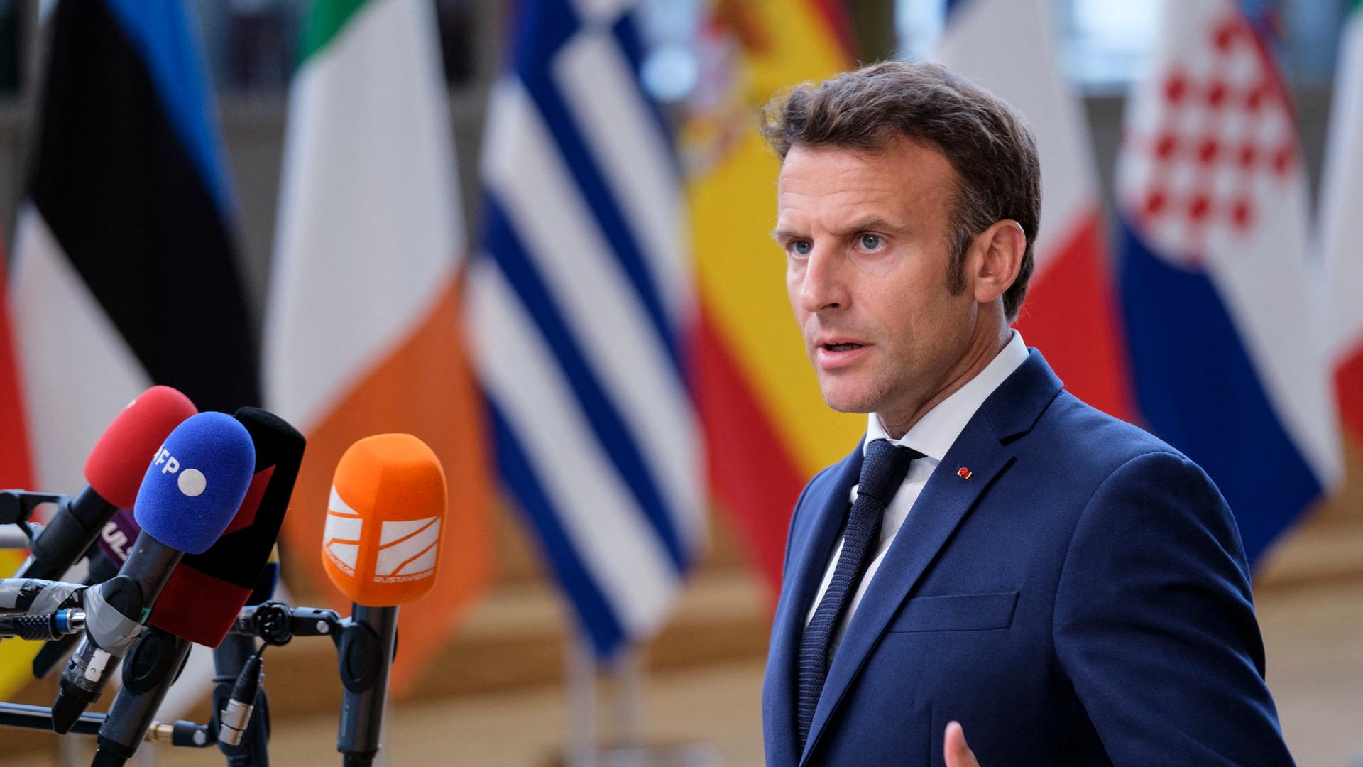 Der französische Präsident Emmanuel Macron spricht in Brüssel über Telefonate, die er und Bundeskanzler Olaf Scholz mit dem russischen Präsidenten Wladimir Putin geführt haben Der französische Präsident Emmanuel Macron spricht in Brüssel über Telefonate, die er und Bundeskanzler Olaf Scholz mit dem russischen Präsidenten Wladimir Putin geführt haben