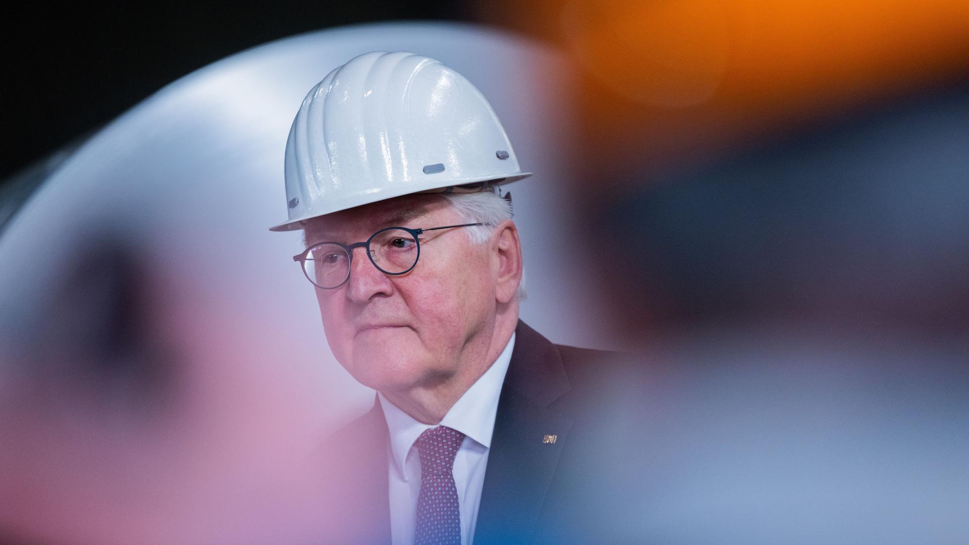 Nordrhein-Westfalen, Duisburg: Bundespräsident Frank-Walter Steinmeier bei seinem Besuch bei ThyssenKrupp in Nordrhein-Westfalen. Nordrhein-Westfalen, Duisburg: Bundespräsident Frank-Walter Steinmeier bei seinem Besuch bei ThyssenKrupp in Nordrhein-Westfalen.