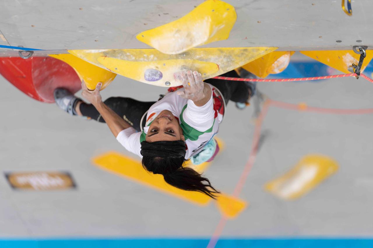 Die iranische Kletterin Elnaz Rekabi hängt an einer Boulder-Wand Die iranische Kletterin Elnaz Rekabi hängt an einer Boulder-Wand