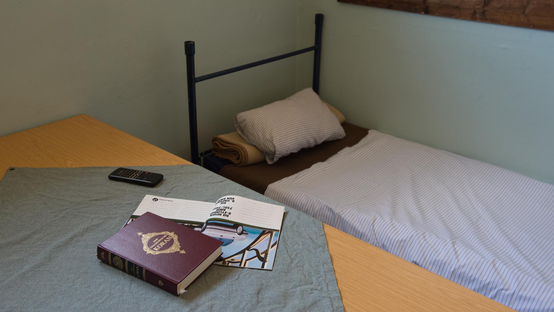 Der Koran liegt in der Justizvollzugsanstalt JVA Kassel I auf einem Tisch in einer Zelle. Der Koran liegt in der Justizvollzugsanstalt JVA Kassel I auf einem Tisch in einer Zelle.