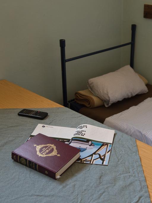 Der Koran liegt in der Justizvollzugsanstalt JVA Kassel I auf einem Tisch in einer Zelle. 