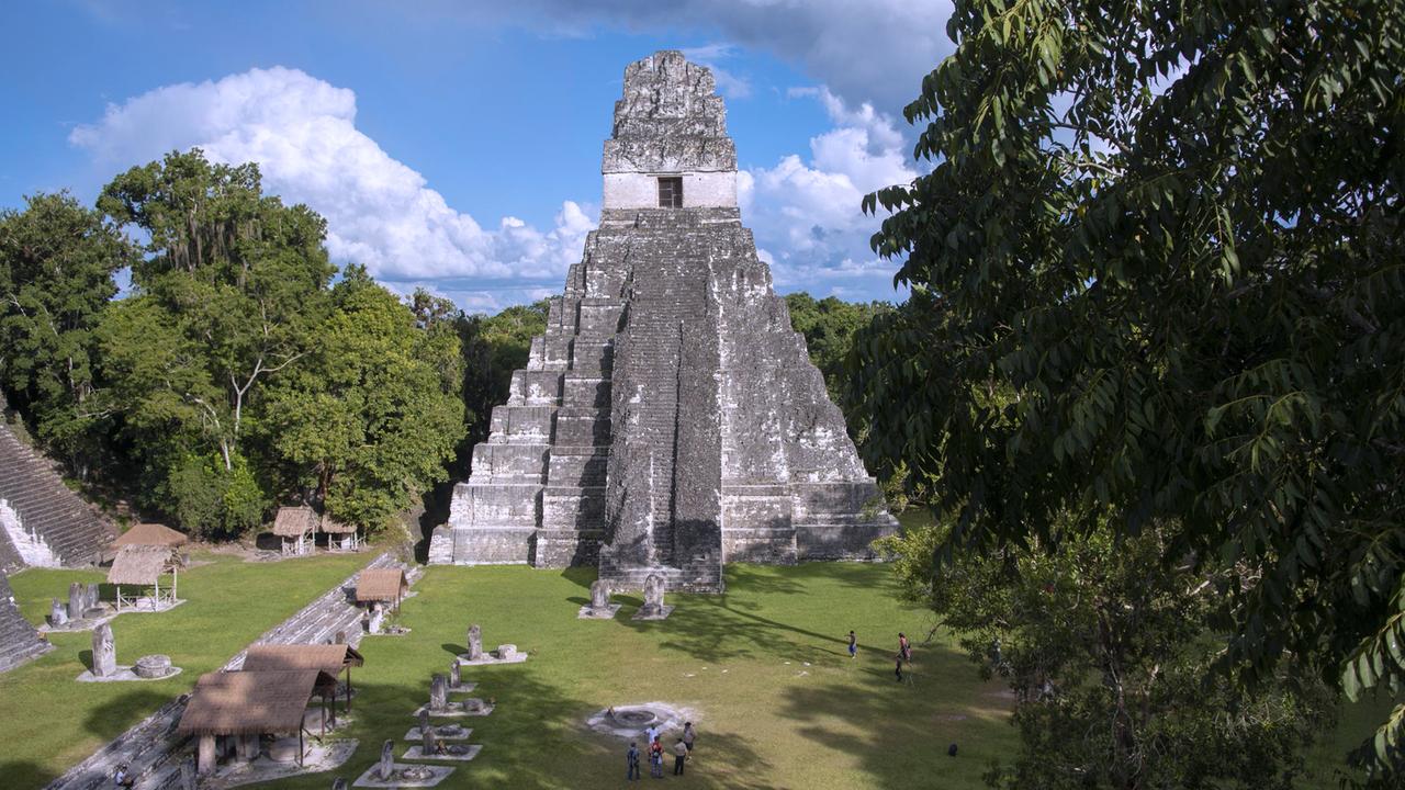 Maya-Pyramide in der Ruinenstätte von Tikal in der Selva Maya Maya-Pyramide in der Ruinenstätte von Tikal in der Selva Maya