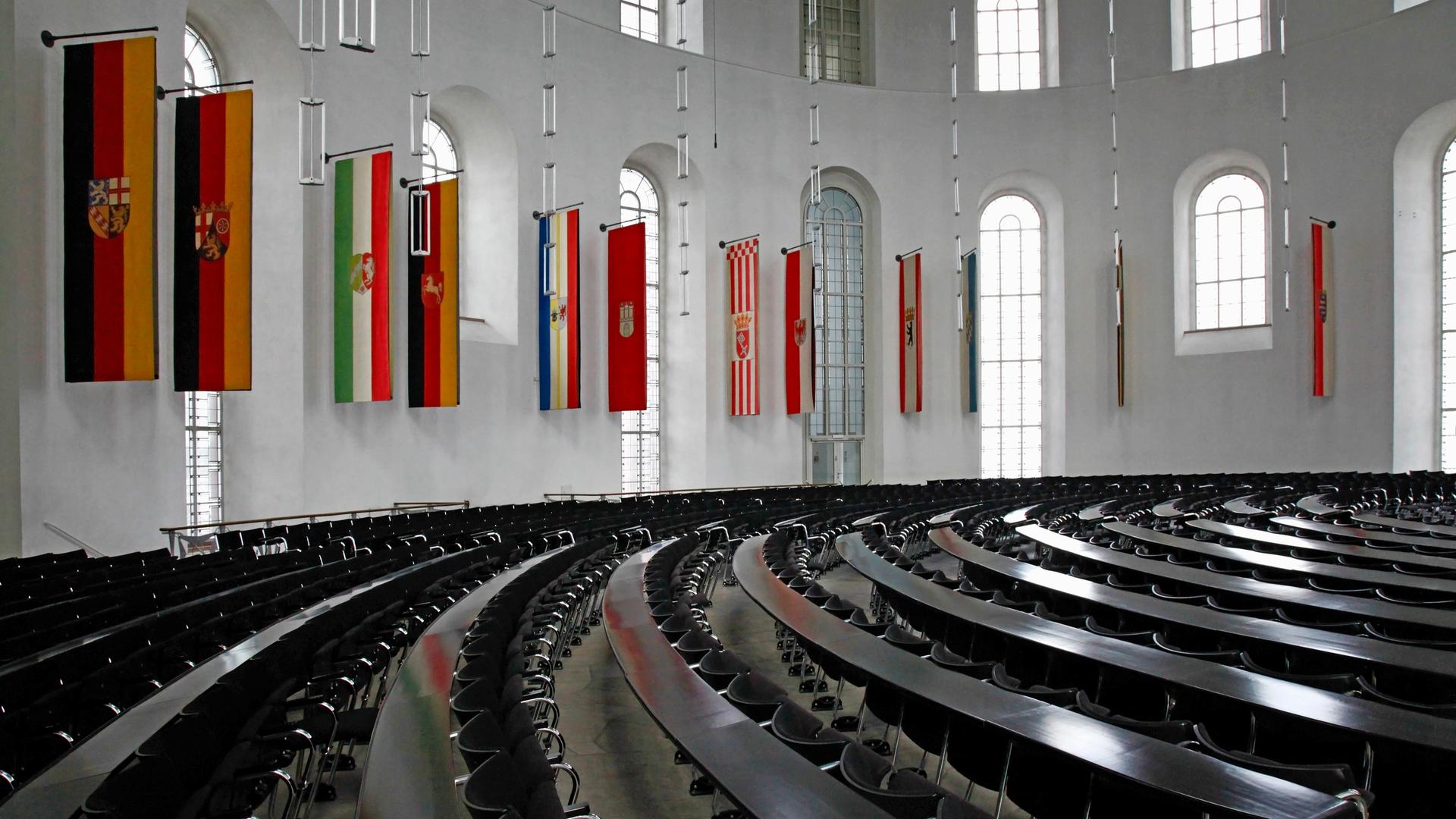 Der Plenarsaal der Paulskirche in Frankfurt am Main. An den Wänden sind Fahnen zu sehen. Der Plenarsaal der Paulskirche in Frankfurt am Main. An den Wänden sind Fahnen zu sehen.