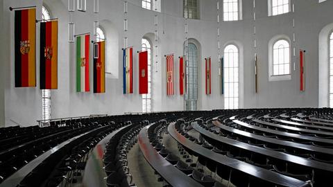 Der Plenarsaal der Paulskirche in Frankfurt am Main. An den Wänden sind Fahnen zu sehen.