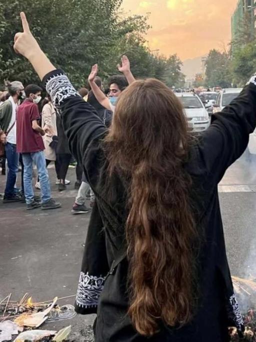 In Teheran, protestieren iranische Frauen und stehen an vorderster Front der Proteste, sie kämpfen gegen die enorme Gewalt, auch bei Durchsetzung der Kleidungsvorschriften. 