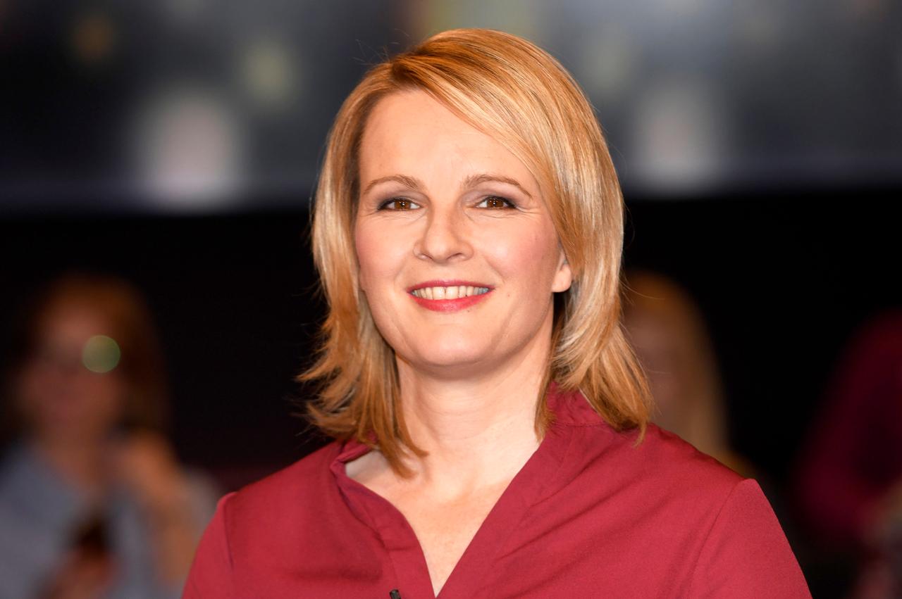 Hilde Gerg lächelt bei der Aufzeichnung der NDR-Talkshow 'Tietjen und Bommes' im NDR-Studio in die Kamera. Hilde Gerg lächelt bei der Aufzeichnung der NDR-Talkshow 'Tietjen und Bommes' im NDR-Studio in die Kamera.