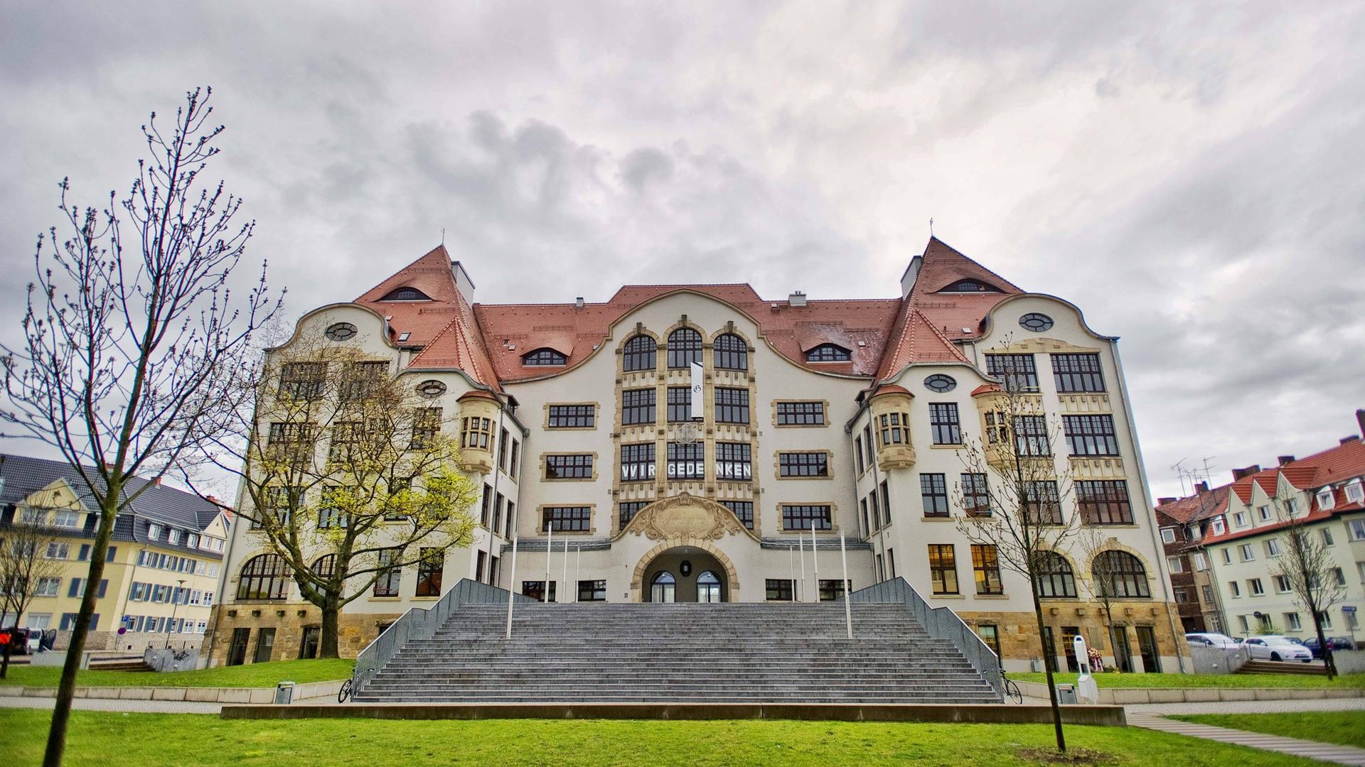In den Fenstern des Gutenberg-Gymnasiums Erfurt hängen weiße Buchstaben, die die Worte "Wir gedenken" bilden. In den Fenstern des Gutenberg-Gymnasiums Erfurt hängen weiße Buchstaben, die die Worte "Wir gedenken" bilden.