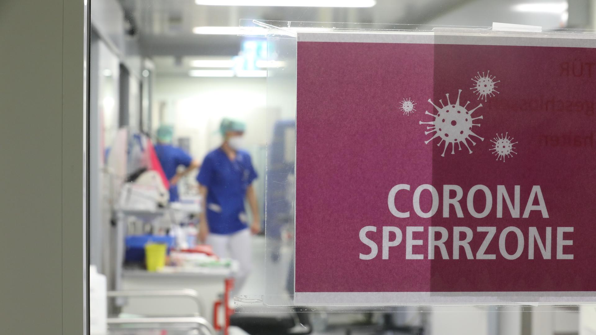 "Corona Sperrzone" steht auf einem Schild am Eingang der Covid-19 Intensivstation im Waldklinikum Gera. "Corona Sperrzone" steht auf einem Schild am Eingang der Covid-19 Intensivstation im Waldklinikum Gera.