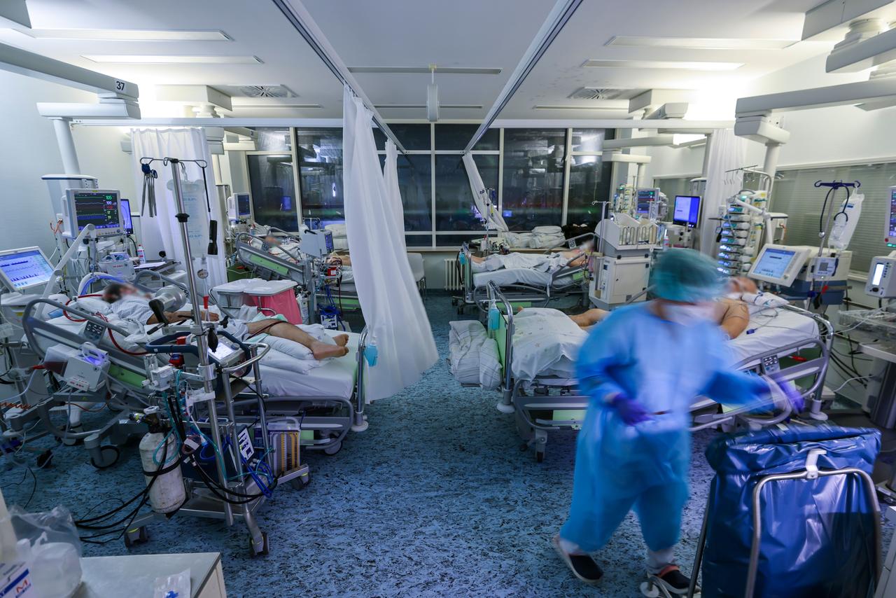 Ein Zimmer auf der Intensivstation der Uniklinik Leipzig mit vier Coronaviruspatienten. Ein Zimmer auf der Intensivstation der Uniklinik Leipzig mit vier Coronaviruspatienten.