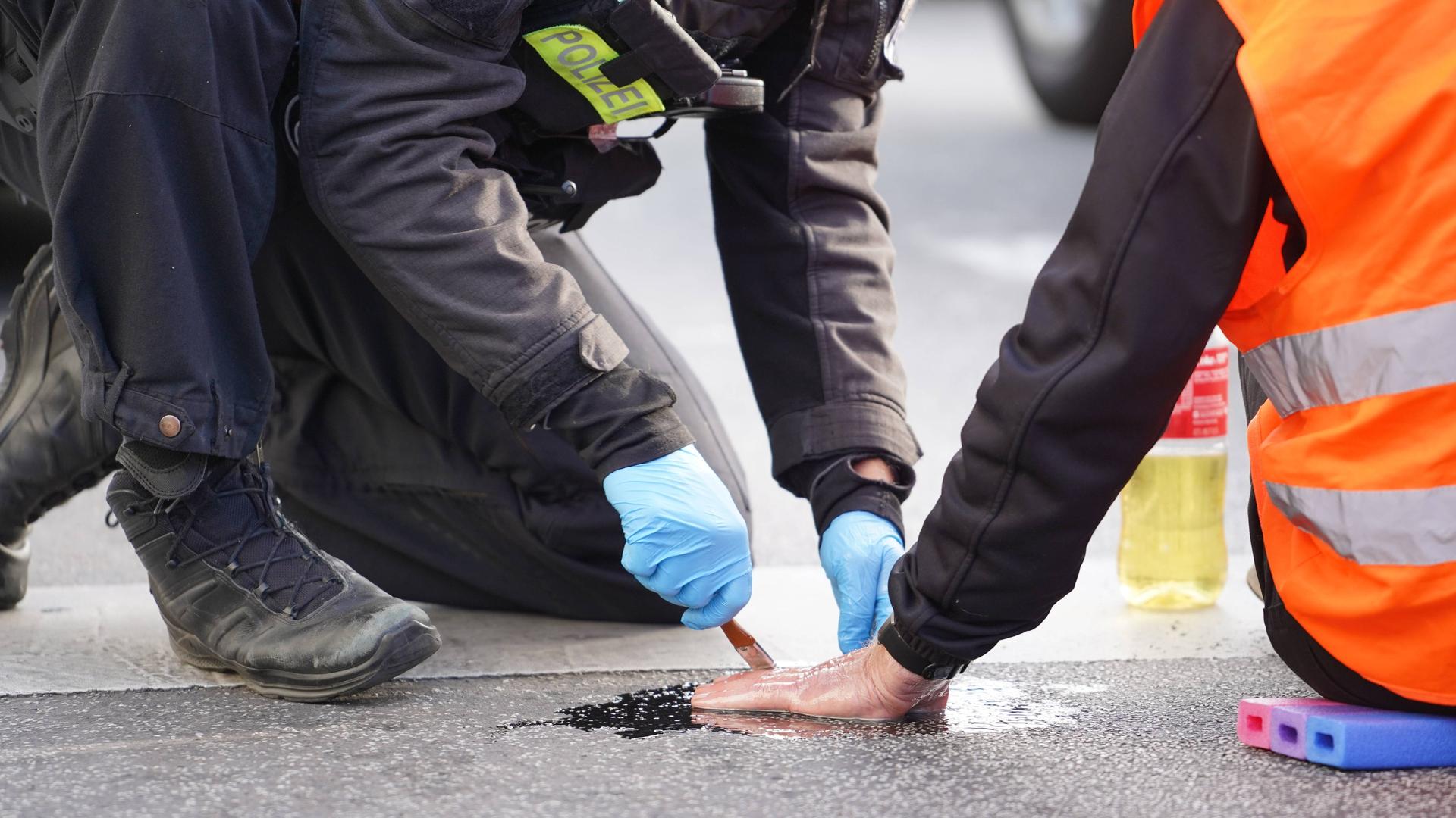 Klima Aktivisten blockieren erneut Berliner Autobahnabfahrt im morgendlichen Berufsverkehr Erneut haben Klimaschutz- Aktivisten im morgendlichen Berufsverkehr eine Berliner Autobahnausfahrt blockiert. Rund ein Dutzend Demonstranten der Gruppe Letzte Generation blockieren derzeit die Ausfahrt der Berliner Stadtautobahn A103 in Steglitz. Viele Autofahrer reagieren gereizt und zeigen wenig Verständnis für die Aktion. Eine Autofahrerin verlor offenbar die Nerven und attackierte ein Kamerateam on tape. Weitere ähnlich geplante Aktion konnte bereits durch die Polizei unterbunden werden. Sktivisten berichten Copyright: xMartinxDziadekx Klima Aktivisten blockieren erneut Berliner Autobahnabfahrt im morgendlichen Berufsverkehr Erneut haben Klimaschutz- Aktivisten im morgendlichen Berufsverkehr eine Berliner Autobahnausfahrt blockiert. Rund ein Dutzend Demonstranten der Gruppe Letzte Generation blockieren derzeit die Ausfahrt der Berliner Stadtautobahn A103 in Steglitz. Viele Autofahrer reagieren gereizt und zeigen wenig Verständnis für die Aktion. Eine Autofahrerin verlor offenbar die Nerven und attackierte ein Kamerateam on tape. Weitere ähnlich geplante Aktion konnte bereits durch die Polizei unterbunden werden. Sktivisten berichten Copyright: xMartinxDziadekx