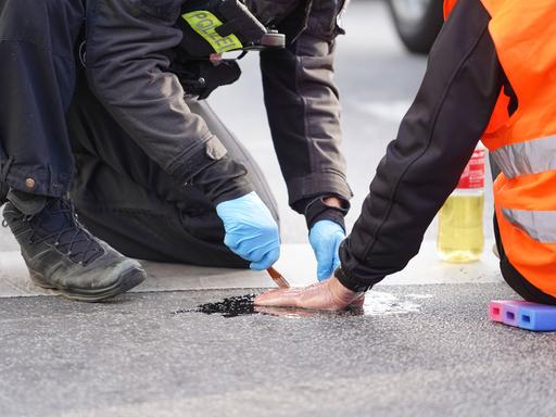 Klima Aktivisten blockieren erneut Berliner Autobahnabfahrt im morgendlichen Berufsverkehr Erneut haben Klimaschutz- Aktivisten im morgendlichen Berufsverkehr eine Berliner Autobahnausfahrt blockiert. Rund ein Dutzend Demonstranten der Gruppe Letzte Generation blockieren derzeit die Ausfahrt der Berliner Stadtautobahn A103 in Steglitz. Viele Autofahrer reagieren gereizt und zeigen wenig Verständnis für die Aktion. Eine Autofahrerin verlor offenbar die Nerven und attackierte ein Kamerateam on tape.  Weitere ähnlich geplante Aktion konnte bereits durch die Polizei unterbunden werden. Sktivisten berichten Copyright: xMartinxDziadekx
