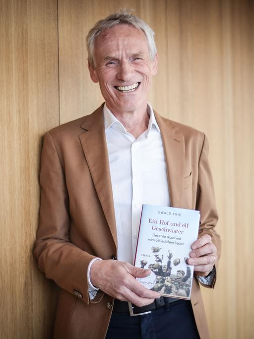 Ewald Frie, Autor des Buchs "Ein Hof und elf Geschwister", lächelt in die Kamera.