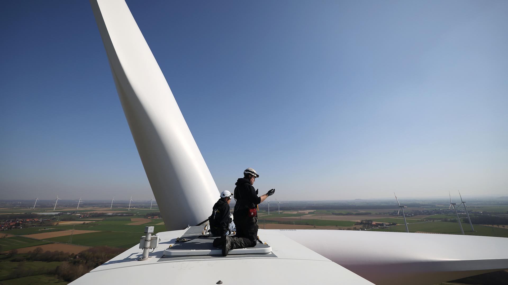 Techniker auf dem Windrad einer Windenergieanlage des Landesverbandes Erneuerbare Energien NRW im Windpark Heinsberg-Straeten, 2022 Techniker auf dem Windrad einer Windenergieanlage des Landesverbandes Erneuerbare Energien NRW im Windpark Heinsberg-Straeten, 2022