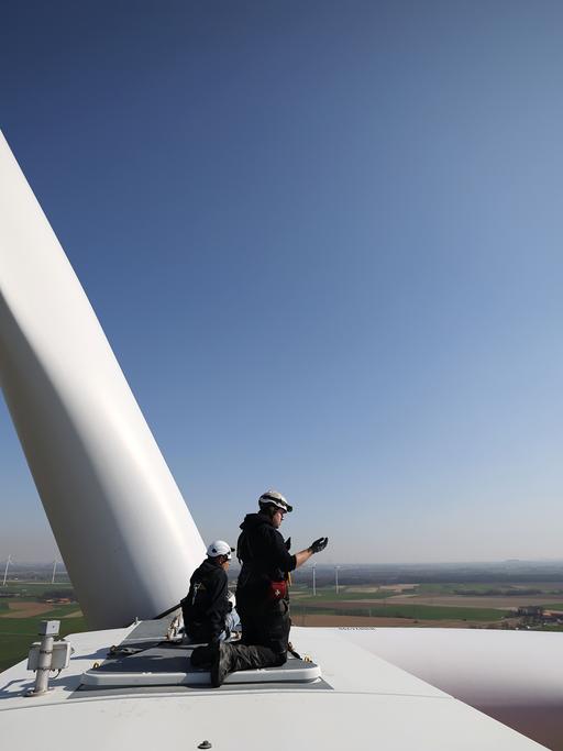 Techniker auf dem Windrad einer Windenergieanlage des Landesverbandes Erneuerbare Energien NRW im Windpark Heinsberg-Straeten, 2022