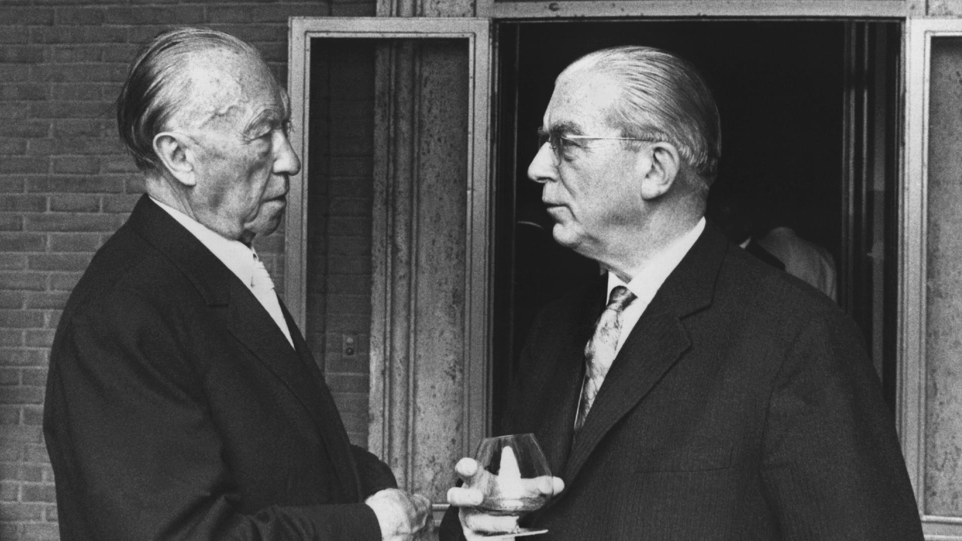 Bundeskanzler Konrad Adenauer und Staatssekretär Hans Globke im Gespräch. Aufgenommen im September 1963 in der italienischen Hauptstadt Rom.