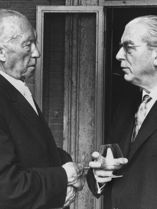 Bundeskanzler Konrad Adenauer und Staatssekretär Hans Globke im Gespräch. Aufgenommen im September 1963 in der italienischen Hauptstadt Rom.
