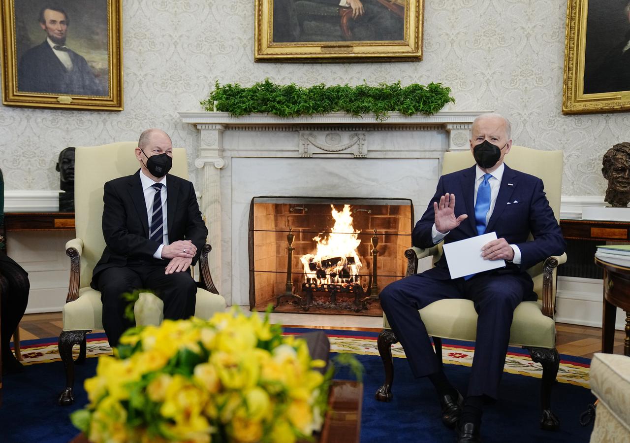 Bundeskanzler Olaf Scholz (SPD, l) trifft US-Präsident Joe Biden im Oval Office des Weißen Hauses.
