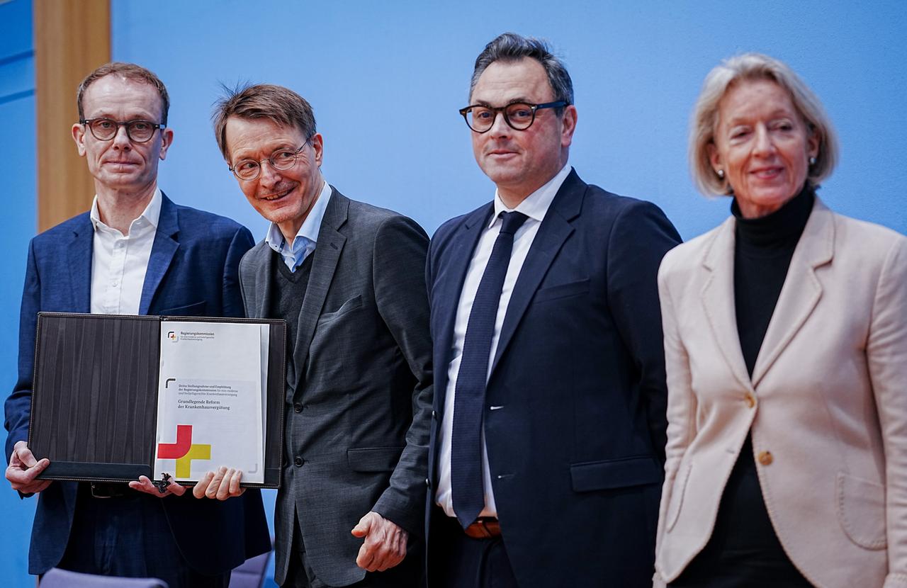 Tom Bschor (v.l.), Vorsitzender der Regierungskommission für Krankenhäuser, Karl Lauterbach (SPD), Bundesminister für Gesundheit, Christian Karagiannidis, Präsident der Deutschen Gesellschaft für Internistische Intensivmedizin und Notfallmedizin (DGIIN), und Irmtraud Gürkan, stellvertretende Aufsichtsratsvorsitzende der Charité stellen die Reformvorschläge für die Krankenhausversorgung vor Tom Bschor (v.l.), Vorsitzender der Regierungskommission für Krankenhäuser, Karl Lauterbach (SPD), Bundesminister für Gesundheit, Christian Karagiannidis, Präsident der Deutschen Gesellschaft für Internistische Intensivmedizin und Notfallmedizin (DGIIN), und Irmtraud Gürkan, stellvertretende Aufsichtsratsvorsitzende der Charité stellen die Reformvorschläge für die Krankenhausversorgung vor