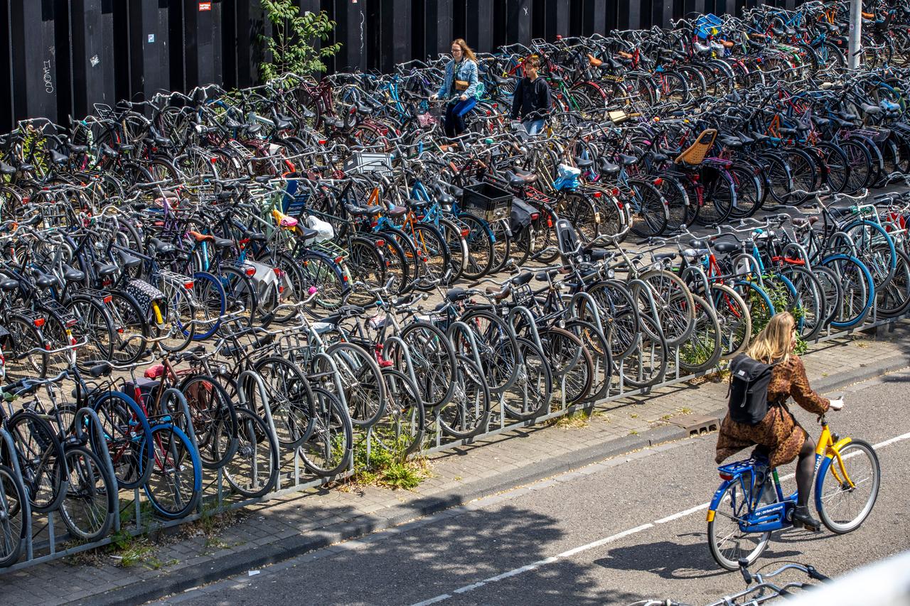 Mehrstöckiges, kostenloses Fahrradparkhaus für über 2500 Fahrräder am Hauptbahnhof in Amsterdam Mehrstöckiges, kostenloses Fahrradparkhaus für über 2500 Fahrräder am Hauptbahnhof in Amsterdam