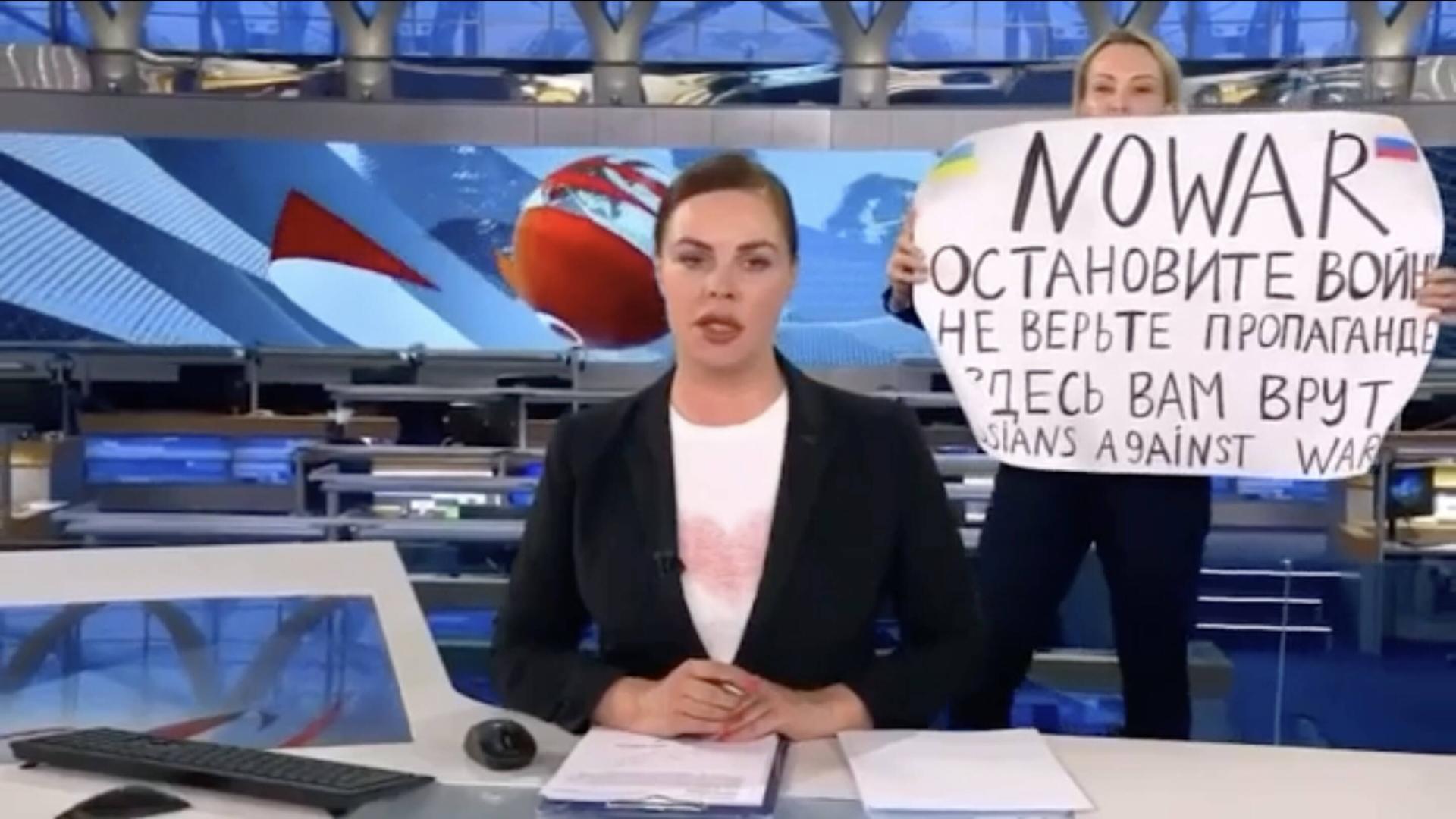 Die Journalistin Marina Ovsyannikova hält ein Plakat gegen den Ukraine-Krieg in der Nachrichten-Sendung im russischen Fernsehen hoch. 