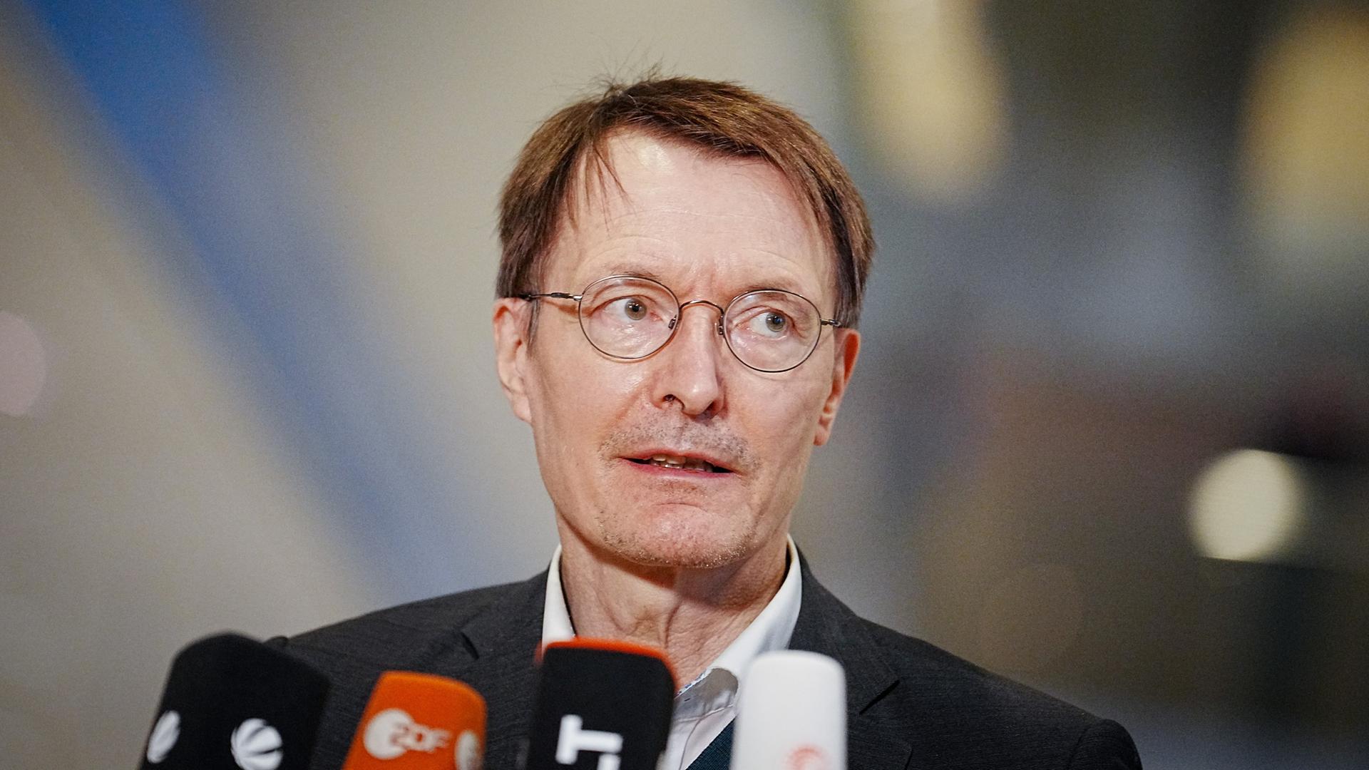 Karl Lauterbach (SPD), Bundesminister für Gesundheit, steht hinter Mikrofonen. Karl Lauterbach (SPD), Bundesminister für Gesundheit, steht hinter Mikrofonen.