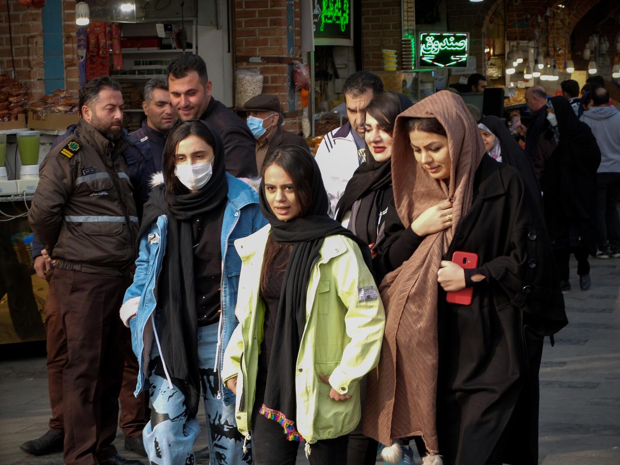 Teheran Anfang Dezember 2022: Frauen mit und ohne Kopftuch in der Öffentlichkeit Teheran Anfang Dezember 2022: Frauen mit und ohne Kopftuch in der Öffentlichkeit
