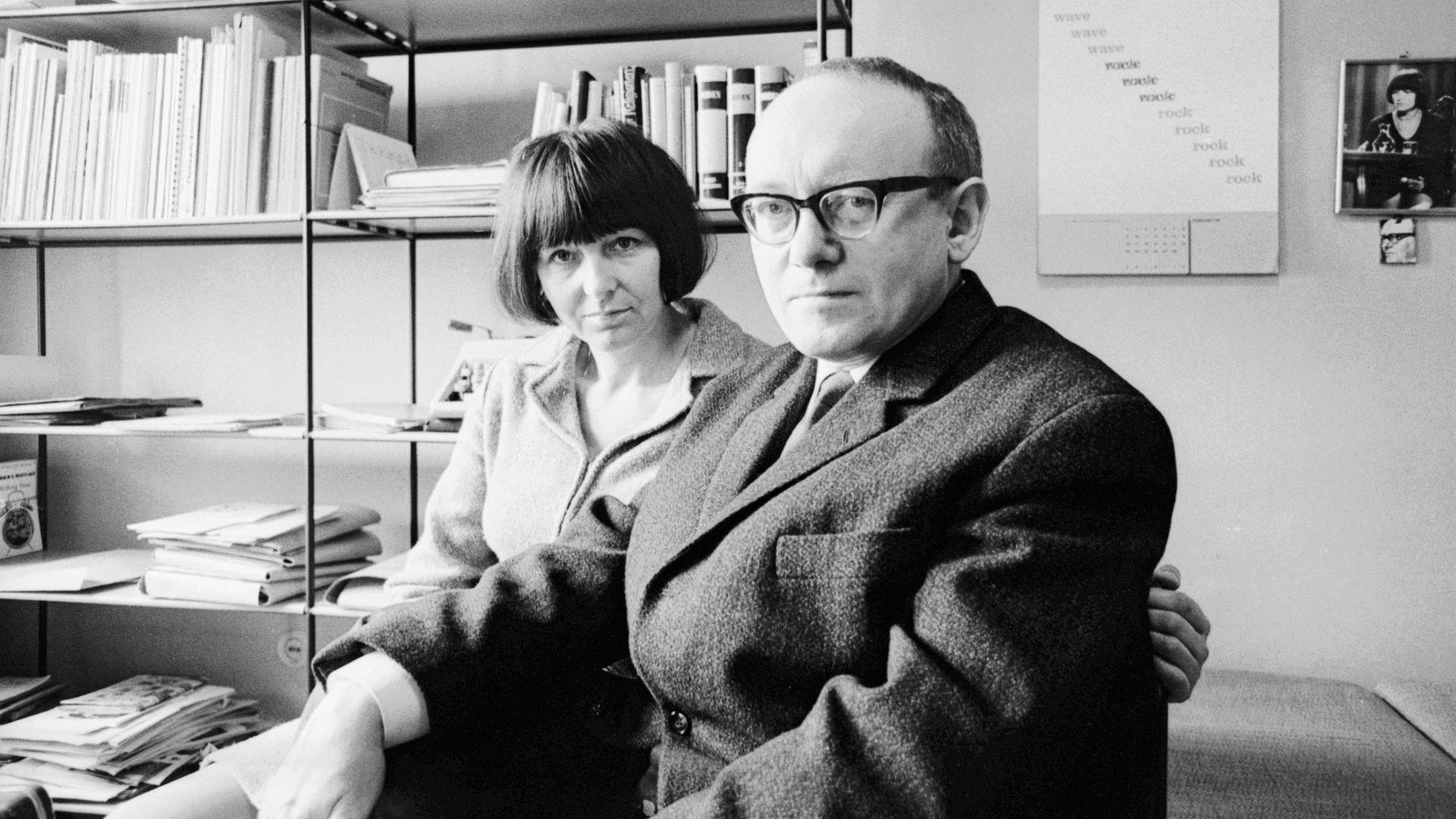 Lebten ein halbes Jahrhundert zusammen: Friederike Mayröcker (1924-2021) und Ernst Jandl (1925-2000). Foto aus dem Jahr 1969. Lebten ein halbes Jahrhundert zusammen: Friederike Mayröcker (1924-2021) und Ernst Jandl (1925-2000). Foto aus dem Jahr 1969.