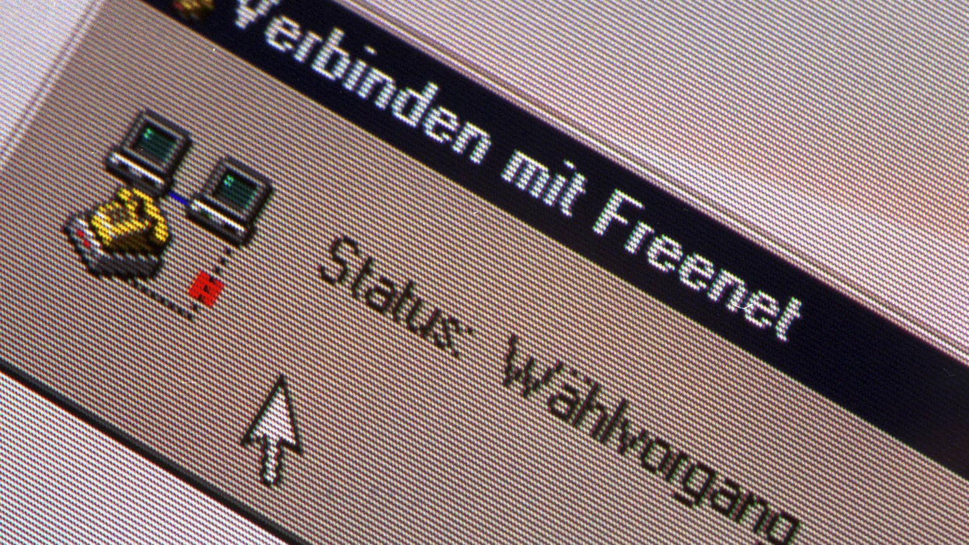 Die Älteren erinnern sich: Das Einwahlsymbol des Modems ploppte auf, wenn man sich mit dem Internet verband. Zu sehen sind zwei Bildschirme, zwischen denen ein gestricheltes Kabel-Symbol und ein Telefon stehen. Die Älteren erinnern sich: Das Einwahlsymbol des Modems ploppte auf, wenn man sich mit dem Internet verband. Zu sehen sind zwei Bildschirme, zwischen denen ein gestricheltes Kabel-Symbol und ein Telefon stehen.