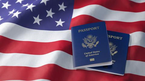 Ein US-Pass auf der Flagge der Vereinigten Staaten