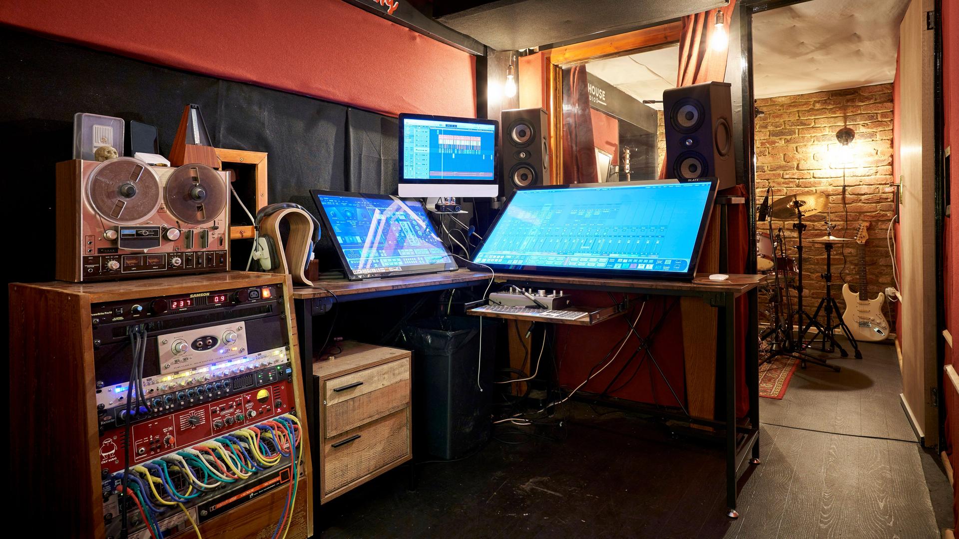 Einrichtung eines Tonstudios mit Bildschirmen, Lautsprechern und Patchfeldern mit Kabelverbindungen. Einrichtung eines Tonstudios mit Bildschirmen, Lautsprechern und Patchfeldern mit Kabelverbindungen.