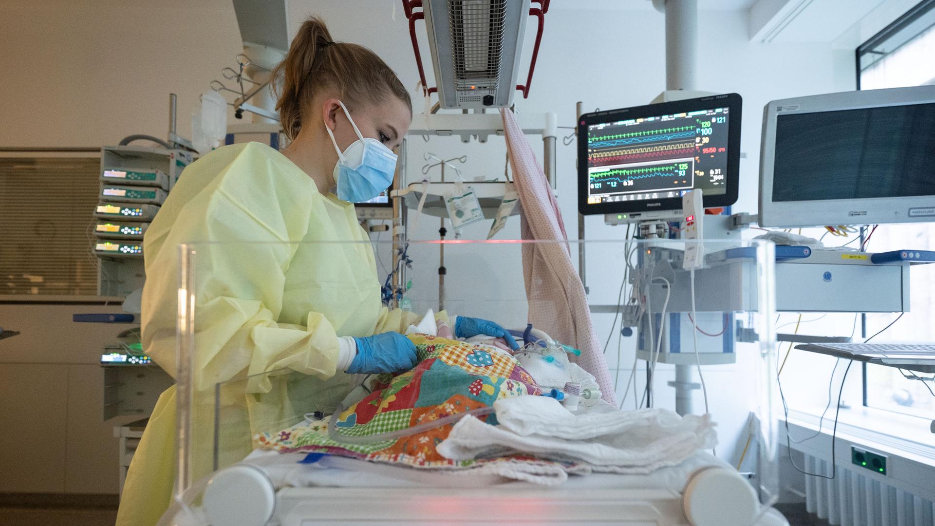 Eine Intensivpflegerin versorgt auf der Kinder-Intensivstation des Olgahospitals des Klinkums Stuttgart ein am Respiratorischen Synzytial-Virus (RS-Virus oder RSV) erkranktes Kind, das beatmet wird. Eine Intensivpflegerin versorgt auf der Kinder-Intensivstation des Olgahospitals des Klinkums Stuttgart ein am Respiratorischen Synzytial-Virus (RS-Virus oder RSV) erkranktes Kind, das beatmet wird.