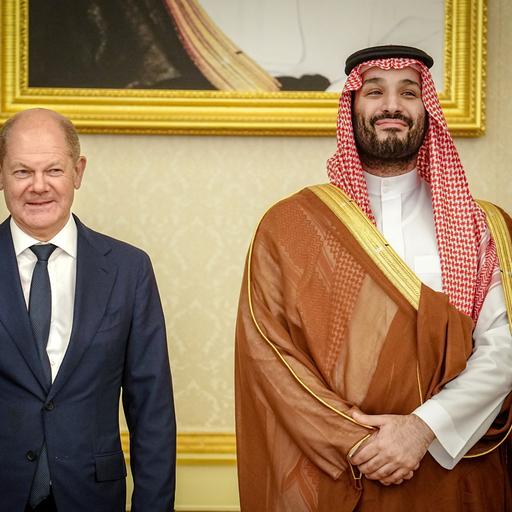 Bundeskanzler Olaf Scholz (l, SPD) wird vom Kronprinzen des Königreichs Saudi-Arabien Mohammed bin Salman al-Saud im Al-Salam-Palast empfangen.