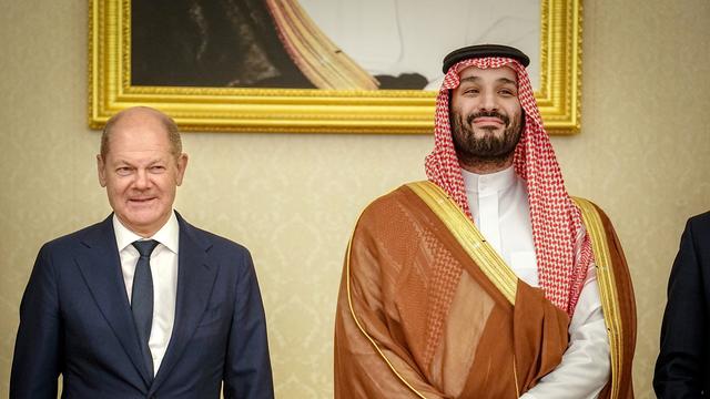 Bundeskanzler Olaf Scholz (l, SPD) wird vom Kronprinzen des Königreichs Saudi-Arabien Mohammed bin Salman al-Saud im Al-Salam-Palast empfangen.