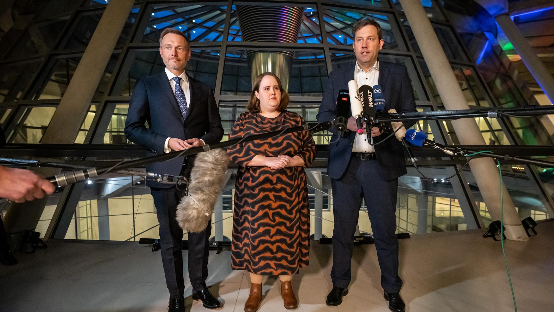 Das Foto zeigt die Partei-Vorsitzenden Lars Klingbeil (SPD), Ricarda Lang (Grüne) und Christian Lindner (FDP). Sie geben eine Presse-Konferenz und sprechen in Mikrofone. Das Foto zeigt die Partei-Vorsitzenden Lars Klingbeil (SPD), Ricarda Lang (Grüne) und Christian Lindner (FDP). Sie geben eine Presse-Konferenz und sprechen in Mikrofone.