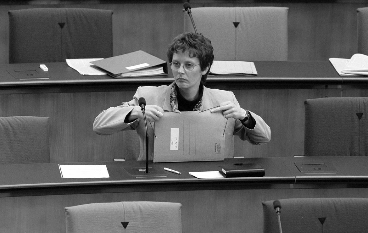 Damalige Frauenministerin Claudia Nolte (CDU) 1997 auf der Regierungsbank
Alleine sitzt Frauenministerin Claudia Nolte am24. April.1997 während der ersten Lesung über einen Gesetzesentwurf zur Strafbarkeit von Vergewaltigung in der Ehe im Bonner Bundestag auf der Regierungsbank. In ihrer Rede sprach sie sich für einen Gruppenantrag aus, der eine Strafrechtsänderung ohne das umstrittene Widerspruchsrecht für die Ehefrau vorsieht. dpa Damalige Frauenministerin Claudia Nolte (CDU) 1997 auf der Regierungsbank
Alleine sitzt Frauenministerin Claudia Nolte am24. April.1997 während der ersten Lesung über einen Gesetzesentwurf zur Strafbarkeit von Vergewaltigung in der Ehe im Bonner Bundestag auf der Regierungsbank. In ihrer Rede sprach sie sich für einen Gruppenantrag aus, der eine Strafrechtsänderung ohne das umstrittene Widerspruchsrecht für die Ehefrau vorsieht. dpa