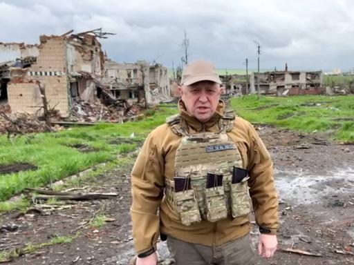 Der Chef der russischen Söldnergruppe Wagner, Jewgeni Prigoschin, vor einer zerstörten Fabrik im Donbass. 