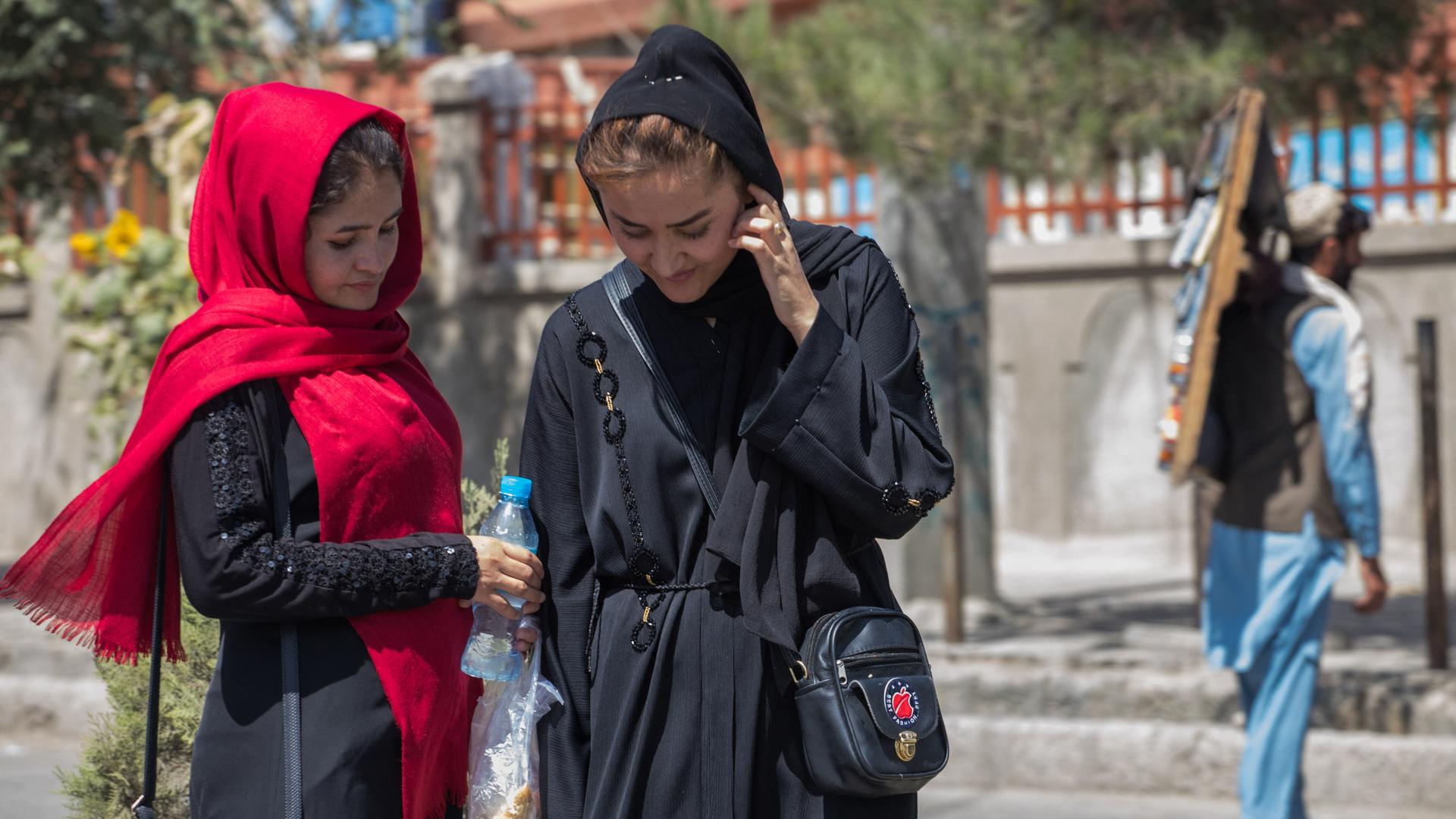 Laut einer Verordnung der Taliban sollen Frauen in der Öffentlichkeit ihr Gesicht bedecken, nur die Augen dürfen frei bleiben. Nicht alle Frauen in Kabul halten sich daran. Laut einer Verordnung der Taliban sollen Frauen in der Öffentlichkeit ihr Gesicht bedecken, nur die Augen dürfen frei bleiben. Nicht alle Frauen in Kabul halten sich daran.