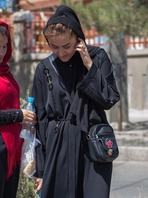 Laut einer Verordnung der Taliban sollen Frauen in der Öffentlichkeit ihr Gesicht bedecken, nur die Augen dürfen frei bleiben. Nicht alle Frauen in Kabul halten sich daran.