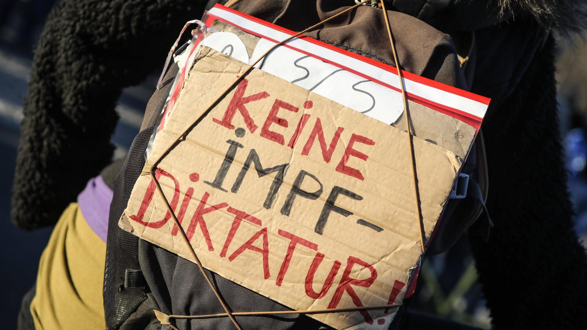 Protest 2021 in Berlin gegen die Corona-Massnahmen und die Impfpflicht. Plakat: "Keine Impfdiktatur". Protest 2021 in Berlin gegen die Corona-Massnahmen und die Impfpflicht. Plakat: "Keine Impfdiktatur".